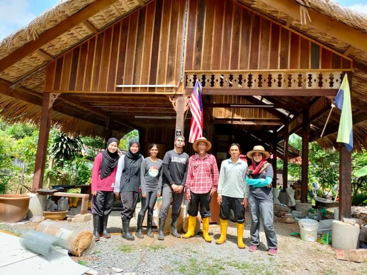 Peserta kursus bersama pasukan Ecopro di wakaf kebun